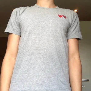 Cdg tshirt - Säljer denna T-shirt eftersom jag inte har någon andvändning för den, Tröjan är i bra skick 8/10 storlek M/S