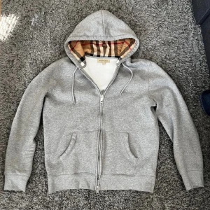 Burberry Zip Up hoodie  - Burberry zip up Hoodie  (Finns i Grå och Svart)  Skriv i Dm för mer info och önskemål ✅📦 In o följ @Swe_no.1plug för mer kläder och skor