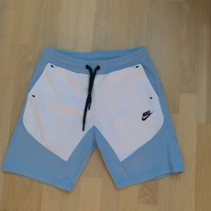 Nike shorts - Ljusblåa Nike shorts i storlek M, de är ganska tighta och är mer som s eller xs typ som 176cm i barnstorlekar. De är använda men i bra skick.