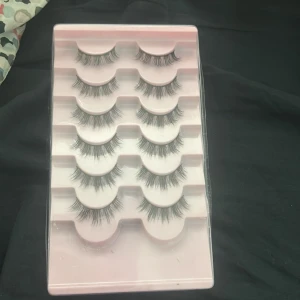 Lösfransar - Endast använt ett par från dessa. Tycker inte fransar passar mig, köpte endast för att testa