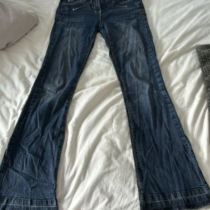 Lågmidjade bootcut jeans - Bra skick använd gärna köp nu