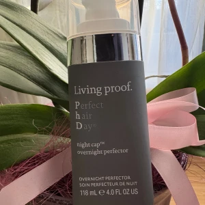 Perfect hair Day night cap overnight perfector - Living proof Perfect hair Day night cap overnight perfector är en nattbehandling för håret som ger mer livfullt, glänsande och hanterbart hår som varar upp till 5 tvättar. Produkten appliceras på fuktigt eller torrt hår innan sänggåendet och kan lämnas kvar eller tvättas ur på morgonen. Den absorberas snabbt och är fri från parabener, sulfater och ftalater.