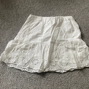 KJOL  - vit skjol med blommor på!