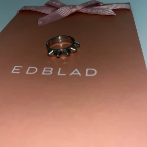 Edblad ring  - Super snygg Edblad ring med nitar. Säljer då jag bara bär guld. Den har inga defekter eller liknande 😇