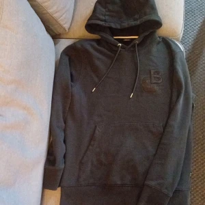 Hugo boss - En hugo boss hoodie i storlek S/M nästan helt ny använd ett fåtal gånger den är köpt nydligen för 1299kr pris kan disskuetras