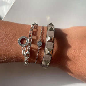 Valentino Armband - Säljes p.g.a. används ej längre. Bra skick men väl använt.  Finns med 2 extra knappar om de skulle lossna (aldrig hänt mig). 