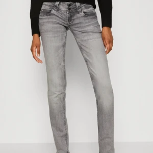 Pepe jeans straight low waist grey  - Så snygga! Bra skick, säljer pga för små. Skriv för fler bilder 💕 Står inte för frakten!
