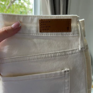Vit jeanskjol 🤍 - En vit jeanskjol , använt 1 gång (som ny) 🤍
