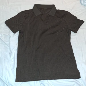 Svart piké tröja mjukt material  - Riktigt snygg nyskick  S herr 