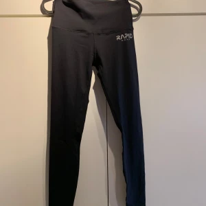Tränings tights - Ett par svarta tränings tights från rapid wear. Mycket bra skick