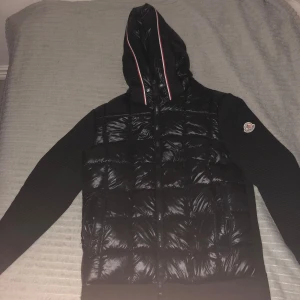 Moncler cardigan - Jag säljer en moncler cardigan som är i väldigt bra skick. Nfc funkar på den. Storlek M