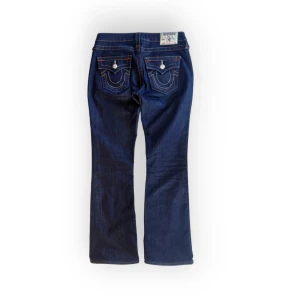True Religion boot cut jeans  - Storlek 28 US, vilket passar ungefär EU 36 eller S/M. Midja 40cm Innerben 75cm. Bra skick utan tydliga defekter. fråga gärna om fler bilder eller mått 💕