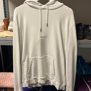 Saint Laurent Logo Hoodie - WTS  Storlek: Medium Skick: 8/10, lite slitningar och en liten fläck, se bild Pris: 1800:-  Vänligen hör av dig vid frågor eller önskemål om mer bilder osv.