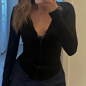 Svart träningsjacka  - En figursydd träningsjacka i svart. Den har luva i bak och är i storlek S ❤️