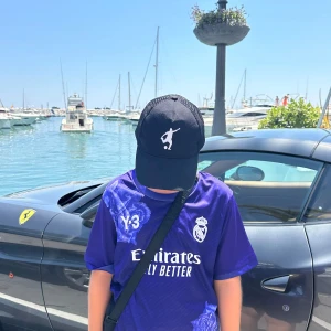 Fotbollskepsar  - Den är i helt ny skick. Den är miljö märkt vilket betyder att den är gjord på ett helt miljövänligt sätt.