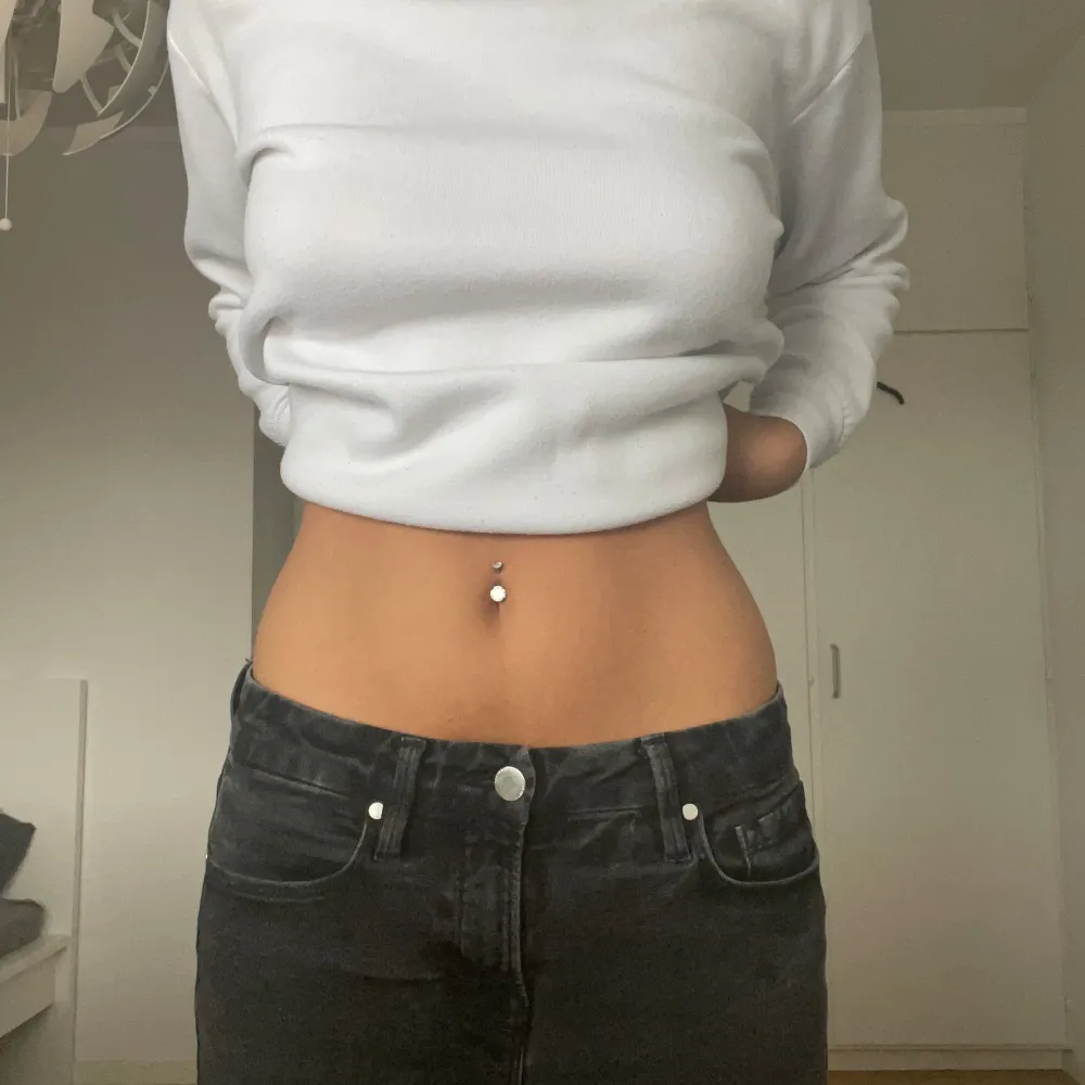 Ett par svarta jeansbyxor från zara som är helt slutsålda överallt går ej att köpa längre i storlek M men passar mig perfekt som har S. Byxorna har en bra passform och är lowwaist, de är stretchiga. För referens är jag 168 och de sitter bra i längden och har 27-26 i waist storlek i jeans. . Jeans & Byxor.