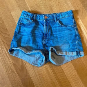 Blåa jeansshorts  - Är i bra skick och är högmidjade