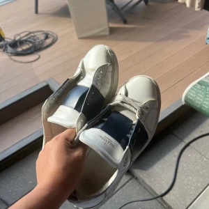 Valentino skor - Har ett par valentino skor som jag vill sälja för jag använder dem knappst längre. Skorna är rätt använda som man ser på bilderna. Box kvitto och extra snören finns . Sytt fast och limmat sulan på skon så den inte kan åka av. Pris går att prata om.