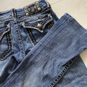 MISS ME LOW WAIST BOOTCUT JEANS - Säljer mina älskade miss me jeans då jag tyvärr växt ur dem 🤍Jeansen är bootcut och väldigt lågmisdade, super sköna och stilrena i 2000 tals märket ”miss me”. Två stycken sömmar ovanför fickorna (se bild 5) som knappt märks, annars toppen skick!