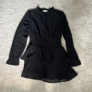 Gina klänning - Jätte söt klänning, perfekt på tex nyår! Använd 2-3 ggr. Storlek 146/152