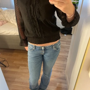 Svart blus - Jättesnygg svart blus från Lindex som inte kommer till användning pga att den är för kort i armarna!💕
