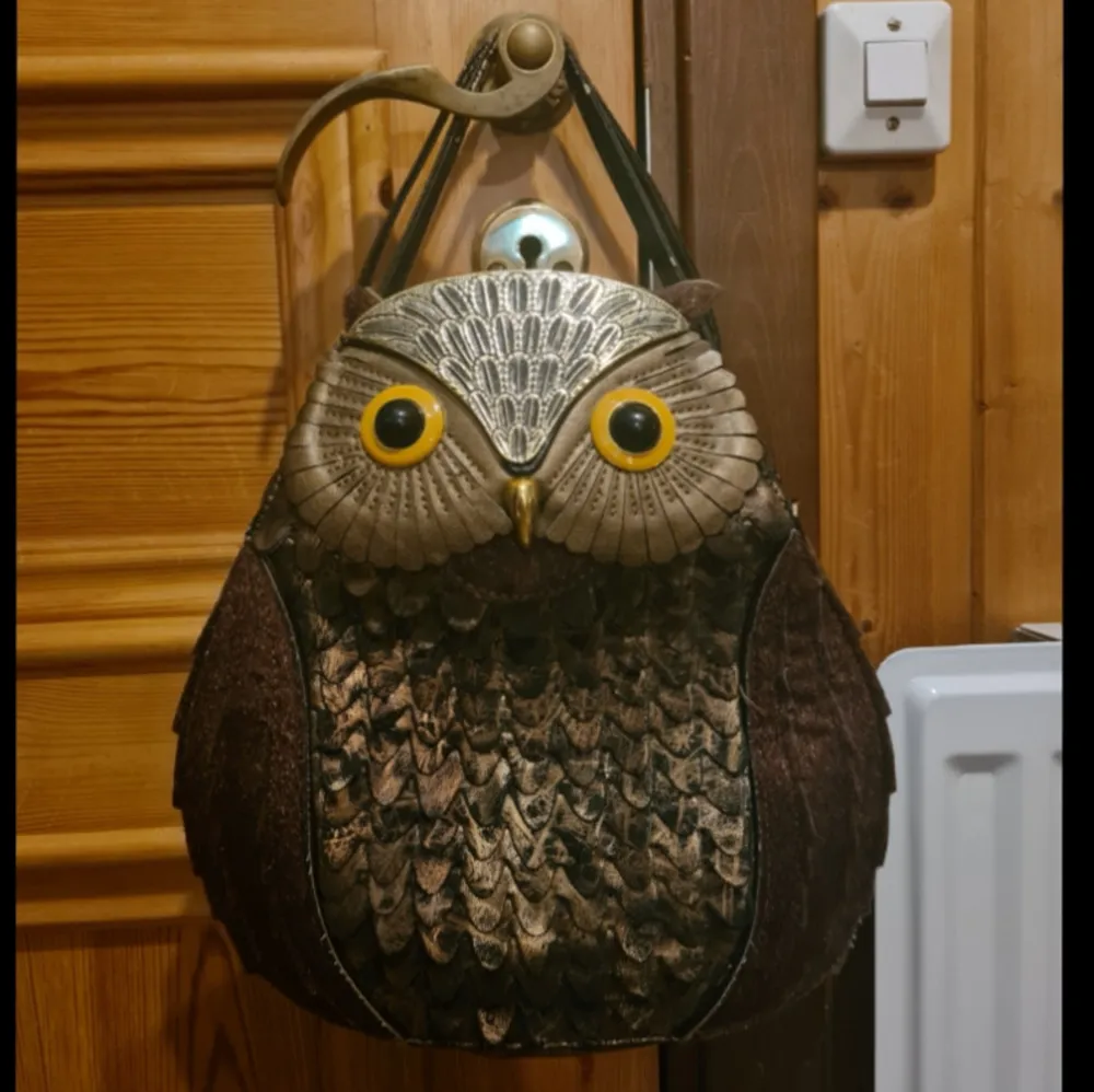 En väldigt unik, one of a kind statement piece väska i form av en uggla💥🦉 Både speciell och en fröjd för ögat! Säljes billigt då den är ganska sliten! (Kolla bilderna noggrant💐). Väskor.