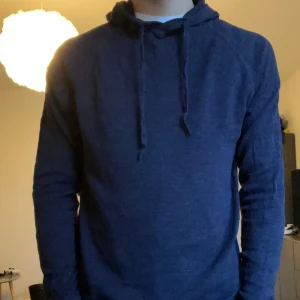Dressman hoodie - En blå hoodie från dressman, bra skick. Hör av er vid frågor eller funderingar.