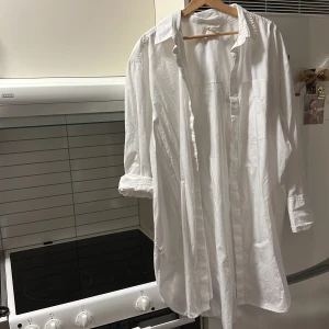 Oversize skjortklänning  - .