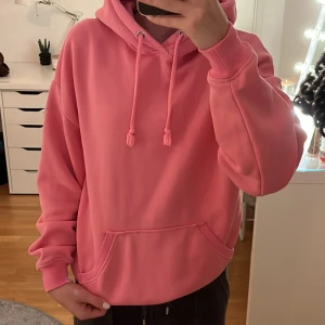 Rosa hoodie  - Jättegullig rosa hoodie i perfekt skick💕💕perfekt för hösten💕nypris 400kr