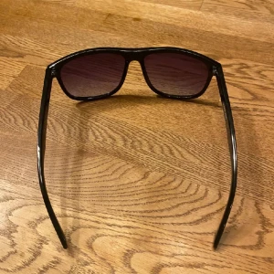 Solglasögon (liknar RayBan boyfriend) - Tjena! Säljer dessa feta glajjor som liknar RayBan boyfriend med till ett mycket billigare pris. Dessa har ett uv glass 400 som passar perfekt nu när det är sommar. Frågor eller funderingar är det bara att höra av sig✌🏼