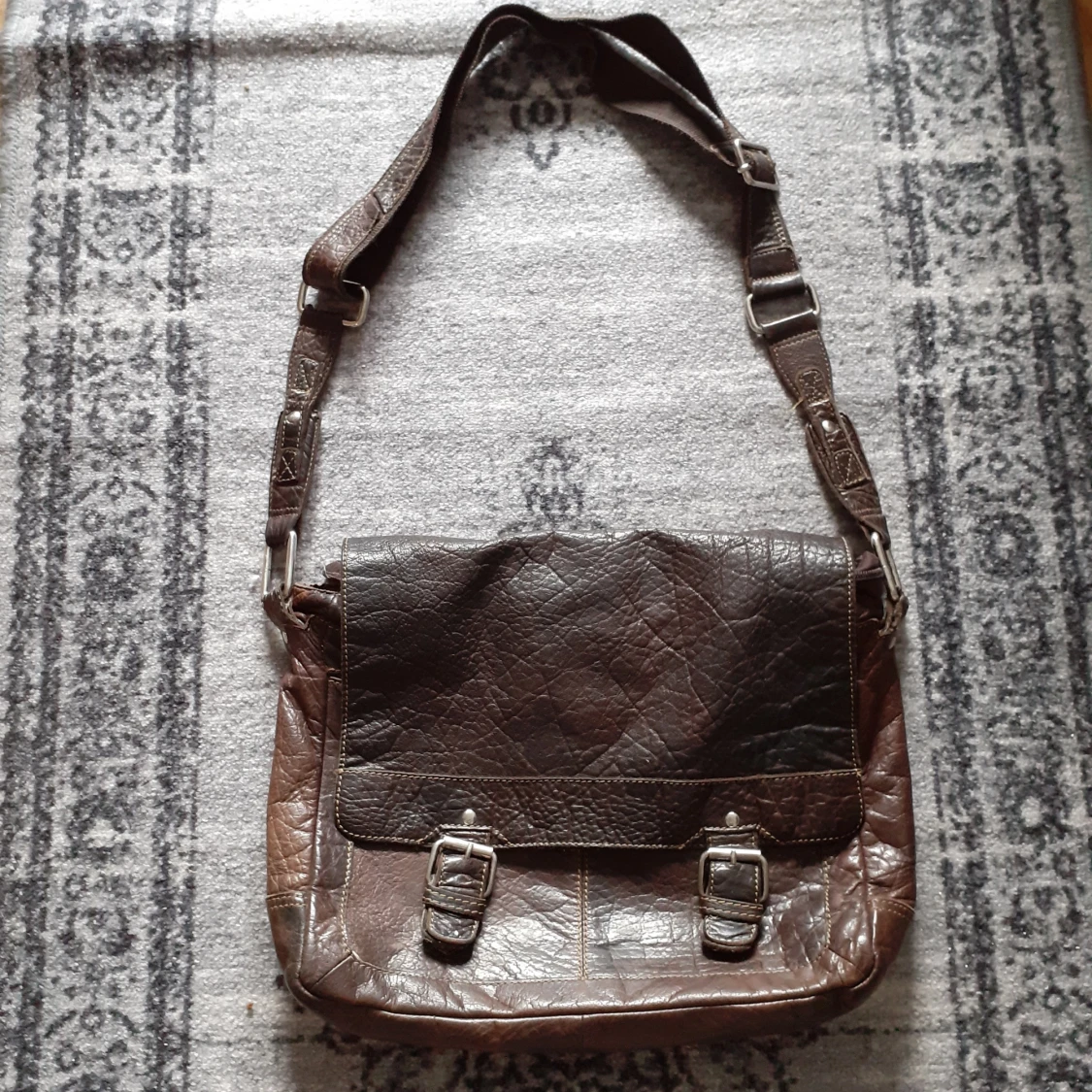 Axelremsväska i äkta läder