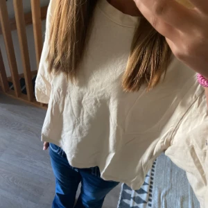 Jätte bekväm ljus biege T-shirt 👏👏💋 - En bekväm och loose T-shirt, snygg att ha ute men ockås skön att ha hemma  49 cm längd 49 cm bredd 