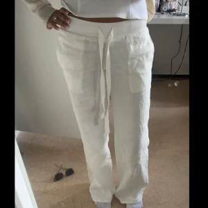 alobha label linnebyxor  - säljer dessa populära byxorna💞 har sytt upp de så de passar ngn mellan 160-169, tyvärr har de fått två hål ett litet som märks av på bilden och ett stort som jag sytt igen men det går enkelt att sprätta upp. Pris går att förhandla😊 (köpte för 900 kr)