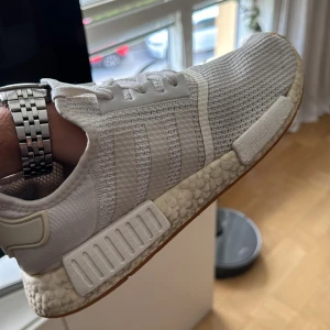 Adidas NMD skor - Skorna är något mindre i storleken, ungefär 0.5 storlek mindre än vad som står