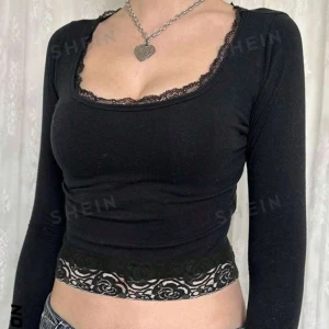 Svart tight tröja  - Tröjan är från shein och aldrig använd de är spets vid midjan vid halsen och vid armarna. (Inte min bild)