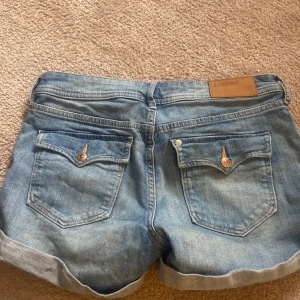 Jeans shorts - Fina jeans shorts från hm, midwaist 