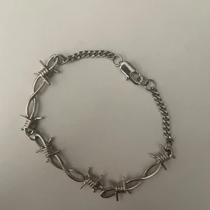 Taggtråd Armband  - coolt armband i silver, köpte för några månader sedan men har aldrig använt då de är för stort för mig. köpt från herravdelningen men har inga exakta mått😊 (tror den är från pull&bear)