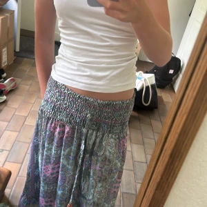 Färggladlångkjol  - Fin lång kjol storlek S och M  Använt fåtal gånger  Pris kan diskuteras och fråga om fler bilder om de behövs  