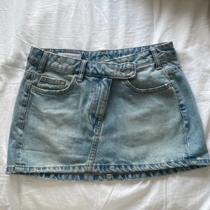 Jeanskjol  - Super snygg jeans kjol från Zara. Endast testad 1 gång, är i helt nytt skick och finns inga defekter! 