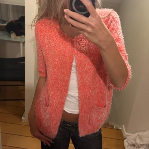 Stickad kofta korta ärmar - Rosa o vit stickad kofta med trekvartslånga ärmar