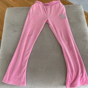 Juicy couture  - Snygga juicy byxor som är för 11 -13 åring men funkar för xxxs xxs de är rosa och väldigt stretchiga 