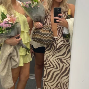 Beck söndergaard väska  - Clutch från Becksöndergaard. Väskan har  defekter som syns på sista bilderna, ena sidan är felfri men baksidan har fått lite hål. Sparsamt använd. Säljer då jag tröttnat🩷 postar via Swish och spårbar frakt från postnord alternativt mötas