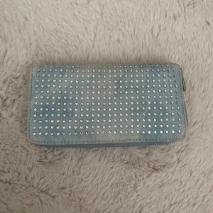 Jätte söt plånbok - Säljer denna jätte söta plånbok då den inte kommer till användning. Jätte bra skick. Massor med fack som går att använda och man får enkelt plats med en telefon där i.