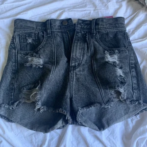 Jeans shorts smuts svart - Jätte fina shorts! Varan är i gått skick använt, ungefär 2 gånger, storleken är mindre än man tror och stämmer inte riktigt. Det står att det är L men funkar bäst som M🌸