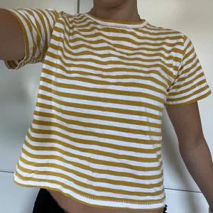 Randig t-shirt - Gul och vit randig tröja från lager 157. Lite smått kortare i modellen, alltså inte oversized. Bra skick och normal i storleken 💛🧡