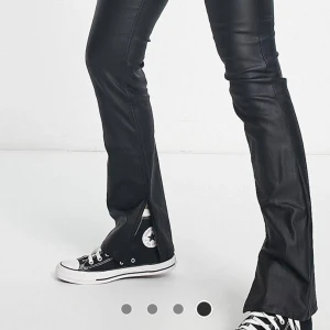 Skinnbyxor - Säljer dessa skinnbyxor som sitter jättefint på! 