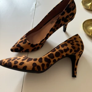 Leopardklackar - Sjukt snygga leopardklackar. Köpa second hand men alldrig andvända ute av varken mig eller hon jag köpte av