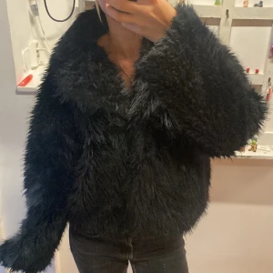 Päls jacka  - Päls jacka från Gina tricot, storlek S
