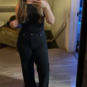 Svarta jeans  - Supersköna och väldigt högmidjade jeans