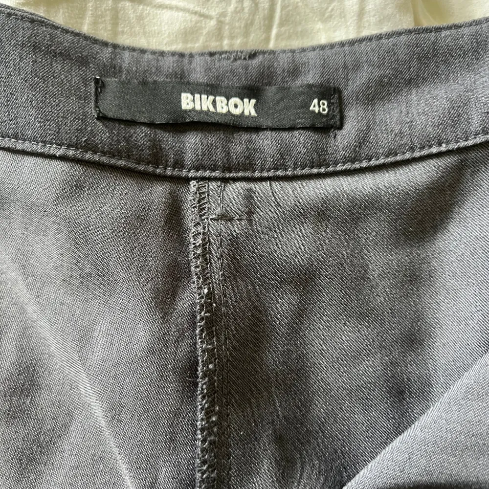 Gråa kostymbyxor! Har haft de i storlek 48 för att de ska vara oversized! Långa i benen!. Jeans & Byxor.